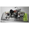 Image 1 : PLASTIC 1:18 HARLEY 1958 DUO-GLIDE.