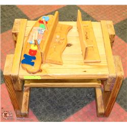 SOLID PINE TABLE AND WALL DÉCOR