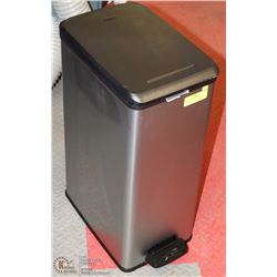 CURVER 40L SLIM GARBAGE BIN.