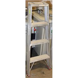 4' ALUMINUM LADDER
