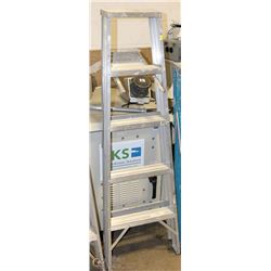 5' ALUMINUM LADDER