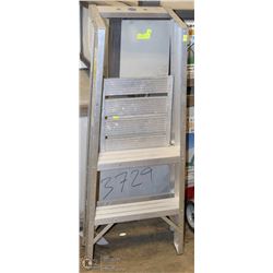 ALUMINUM PAINTERS LADDER