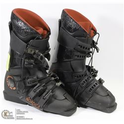 PAIR OF NORDICA 9.5 SKI BOOTS.