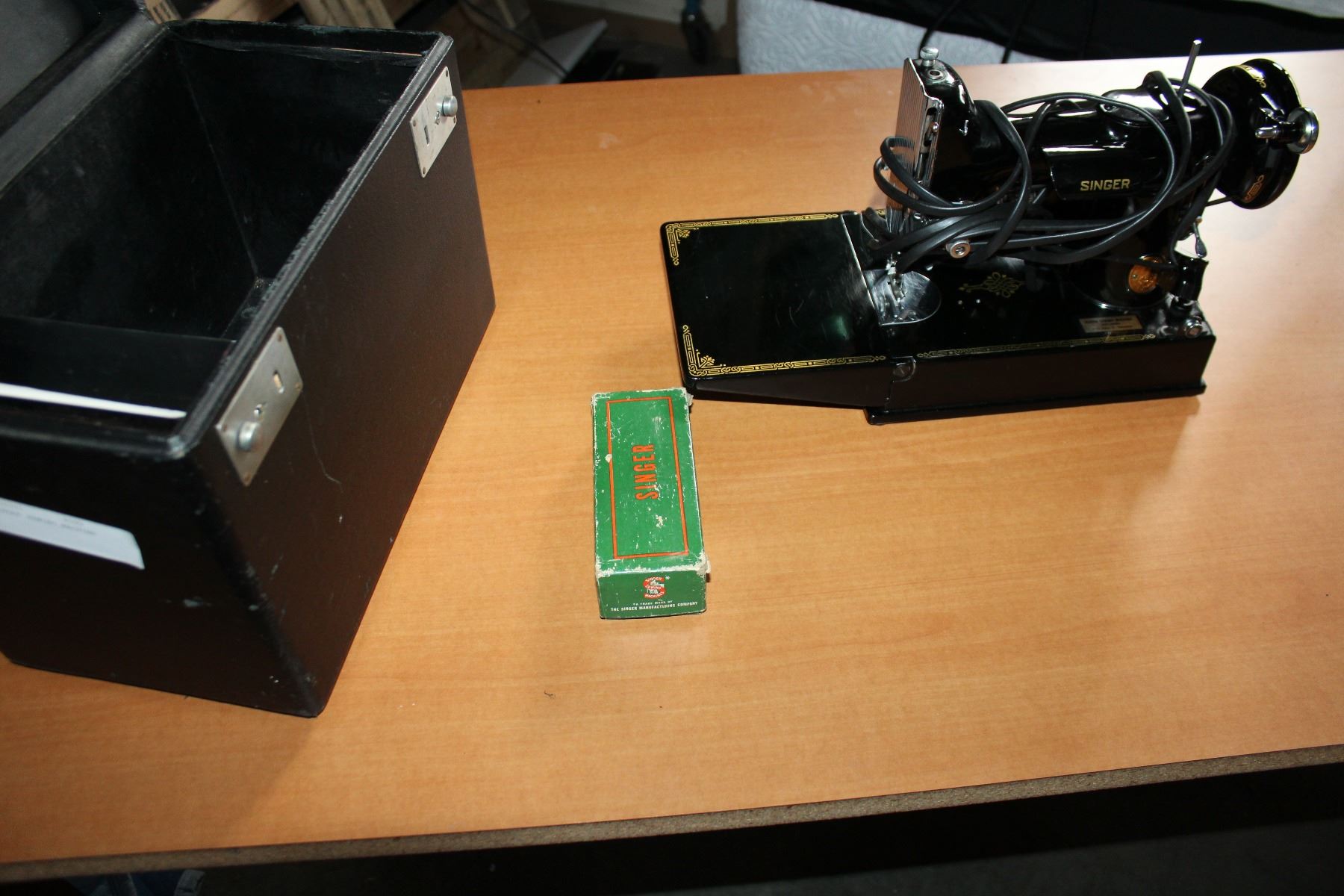 MINI SINGER SEWING MACHINE