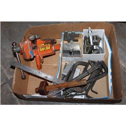 TRAY OF ALAN KEYS MINI BENCH VICES AND MICROMETERS