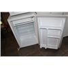 Image 2 : WHITE KENMORE BAR FRIDGE