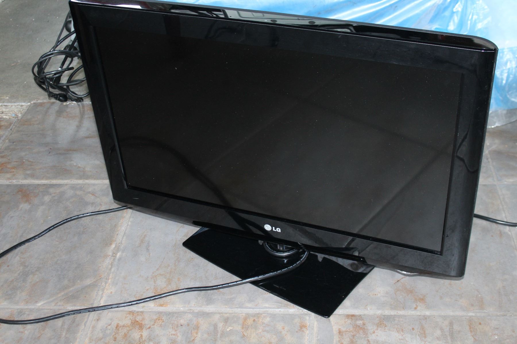 LG 32 INCH FLATSCREEN TV Big Valley Auction