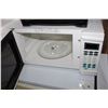 Image 2 : WHITE KENMORE MICROWAVE