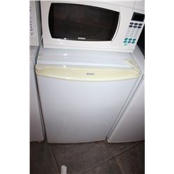 WHITE KENMORE BAR FRIDGE