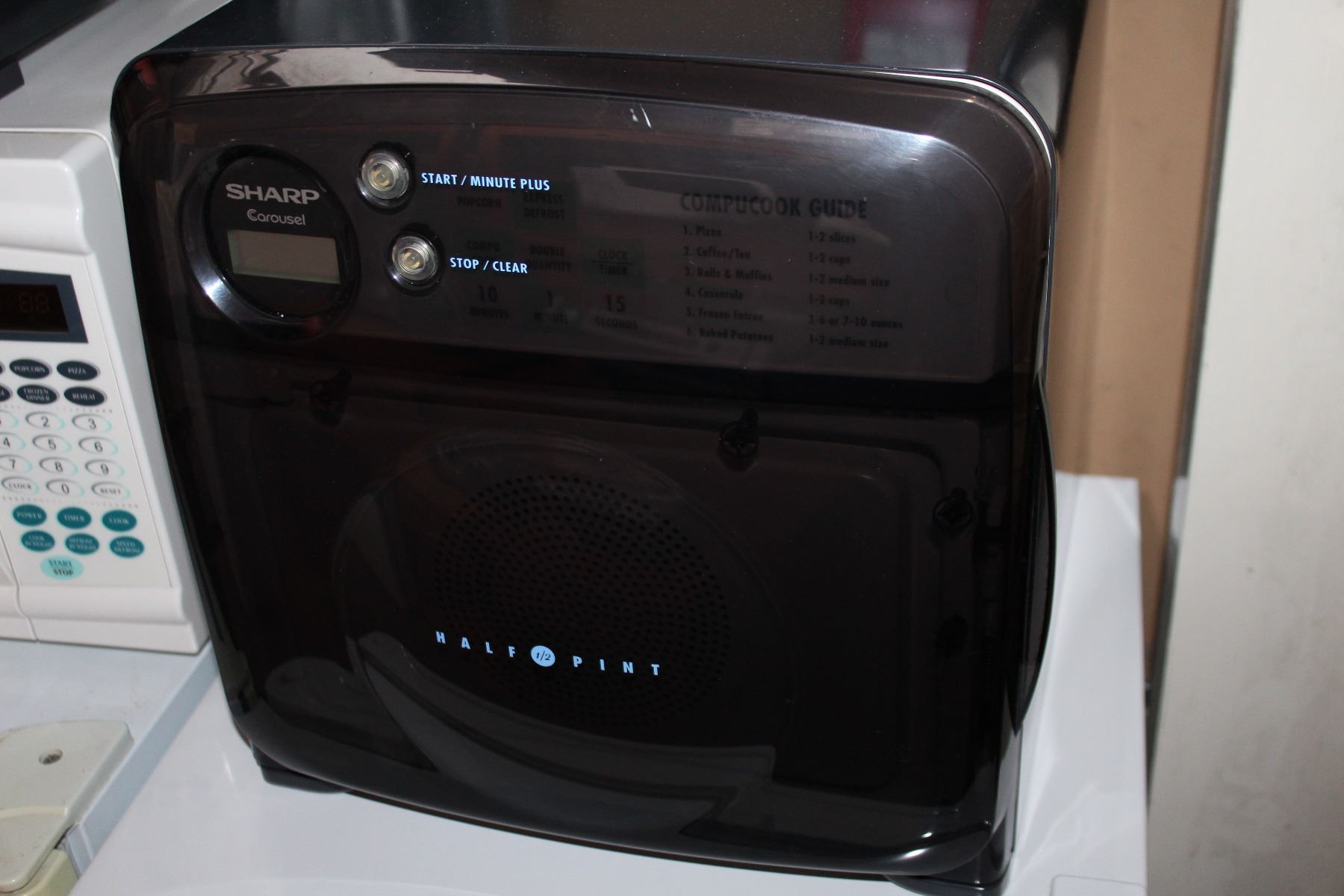 BLACK SHARP CAROUSEL HALF PINT MICROWAVE OVEN
