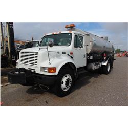 2001 INTERNATIONAL 4900 ASPAHLT DISTRIBUTOR TRUCK; VIN/SN:1HTSDAAR41H386038 - DT466E, A/T, ETNYRE SH