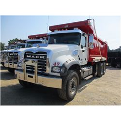 2018 MACK GU713 DUMP, VIN/SN:1M2AX07C3JM038425 - 455HP MACK MP8 ENGINE, MACK M DRIVE, A/T,46K REARS,