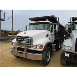 2005 MACK CV713 DUMP, VIN/SN:1MZAG11C05M020470 - TRI-AXLE, MACK DIESEL ENGINE, 10 SPEED TRANS, 44K R
