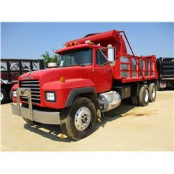 1993 MACK DUMP, VIN/SN:1M2P264C5PM012224 - T/A, 300 HP MACK DIESEL ENGINE, 8LLTRANS, 40K REARS, 18K 