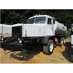 1973 OSHKOSH WATER TRUCK, VIN/SN:060666 - DETROIT DIESEL ENGINE, 8LL TRANS, WATER TANK, W/ REAR, & I