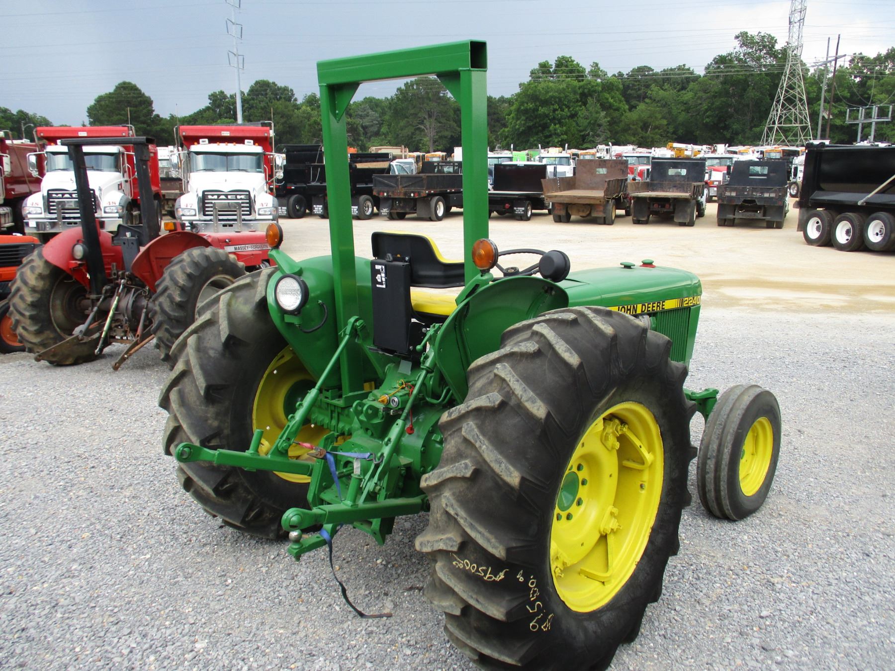 JOHN DEERE 2240 FARM TRACTOR, VIN/SN267467 3PH, PTO, 1 REMOTE, ROLL