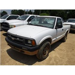 1997 CHEVROLET S10 PICKUP, VIN/SN:1GCDT14X1VK215260 - 4X4, V6 GAS ENGINE, A/T, ODOMETER READING 153,