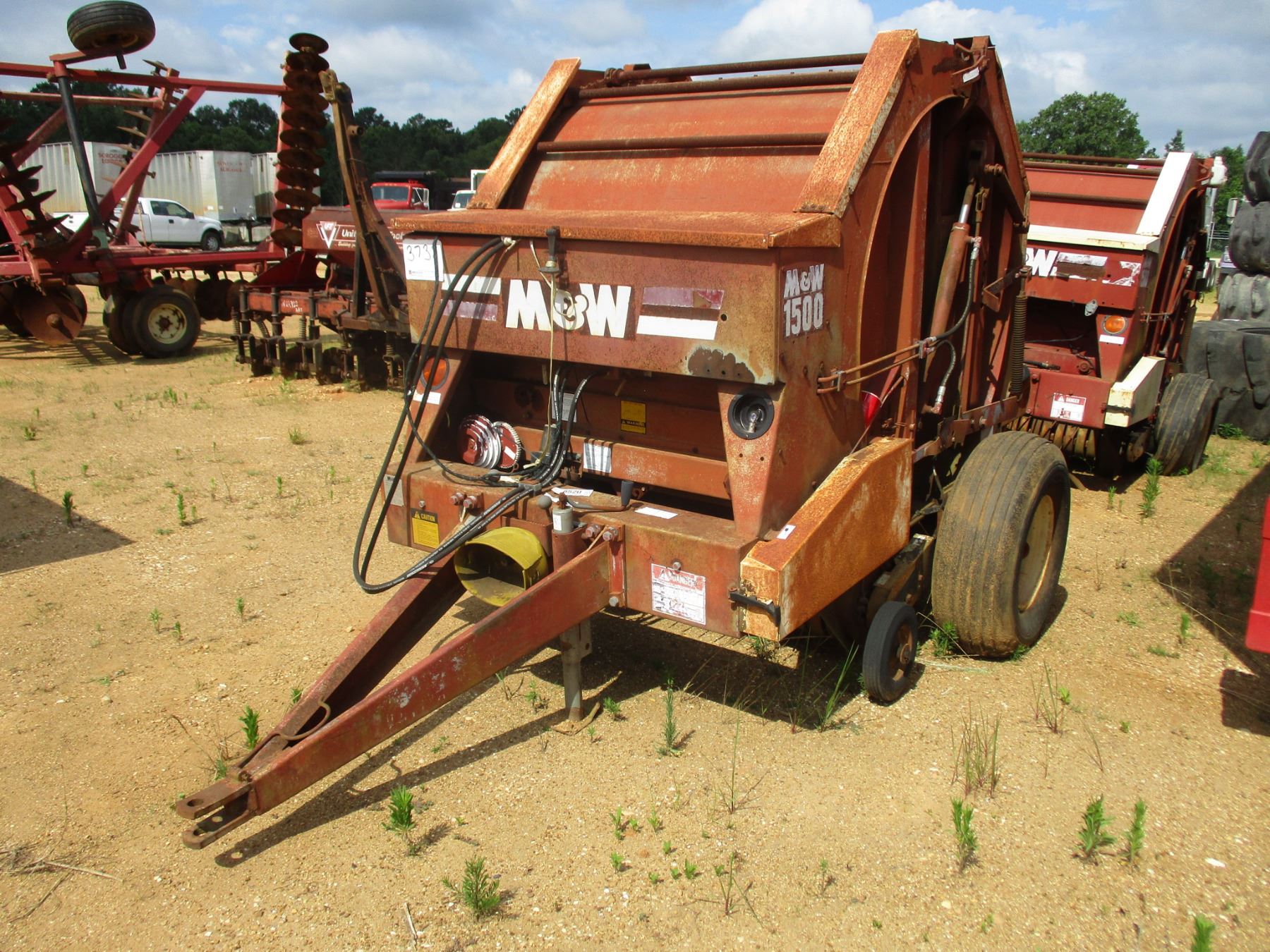M & W 1500 ROUND HAY BALER J.M. Wood Auction Company, Inc.