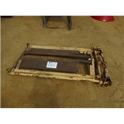 LIVESTOCK HEAD CATCHER