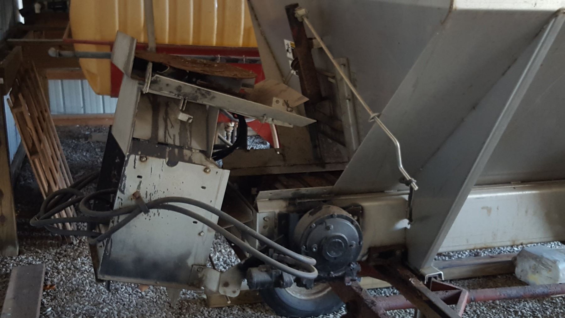 HENDERSON INBED SALT SPREADER/HOPPER, VIN/SNWSH22405 COUNTY OWNED