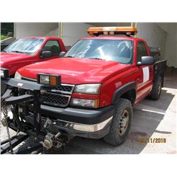 2005 CHEVROLET SILVERADO 2500HD PICKUP, VIN/SN:1GCHK24U55E334685 - 4X4, MANUAL TRANS, WARN FRONT BUM