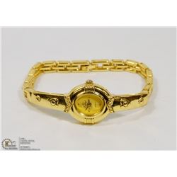 GOLD TONE LADIES WATCH WITH METAL BAND.