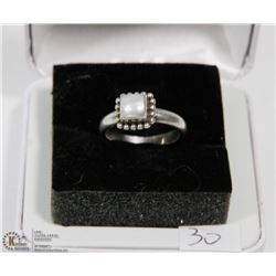 WHITE STONE WITH SQUARE BEAD DESIGN RING