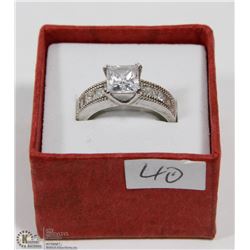 LG CLEAR STONE WITH SIDE STONES RING