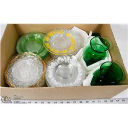 BOX WITH 2 VINTAGE EMERALD GREEN VASES, ASSORTMENT