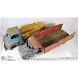 ESTATE BOX OF THREE 1940S PRESSED STEEL TOYS.