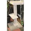 Image 1 : 2 TIER CAT TREE. 46" TALL