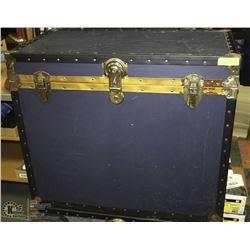 LARGE STEAMER TRUNK CEDER LINED 32X17X26