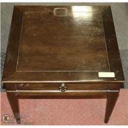 VINTAGE WOOD END TABLE 20X20X15.