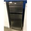 Image 1 : FRIGIDAIRE 2 DOOR APARTMENT SIZE REFRIGERATOR