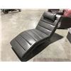 Image 2 : GREY LEATHER LOUNGER
