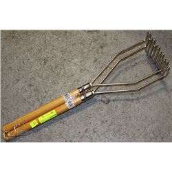 2 NEW LARGE POTATO/FOOD MASHERS