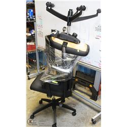 LOT OF 2 ROLLING OFFICE CHAIRS -ON CHOICE-