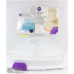 WILTON 3IN1 CAKE CADDY &CAKE DECORATING TOOLS