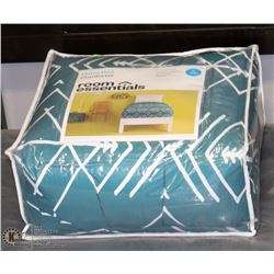 NEW ROOM ESSENTIALS XL TWIN SIZE COMFORTER