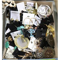 FLAT OF 80 PAIRS OF NEW FASHION EARRINGS