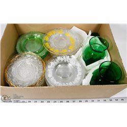 BOX WITH 2 VINTAGE EMERALD GREEN VASES, ASSORTMENT