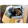 Image 1 : TOTE OF CANDLESTAND RISK GAME THERMOMETERS AND DECORATIVE ITEMS