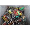 Image 2 : TOTE OF SCREW DRIVERS