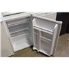 Image 2 : WHITE KENMORE BAR FRIDGE