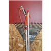 Image 2 : BUNDLE OF GARDEN TOOLS