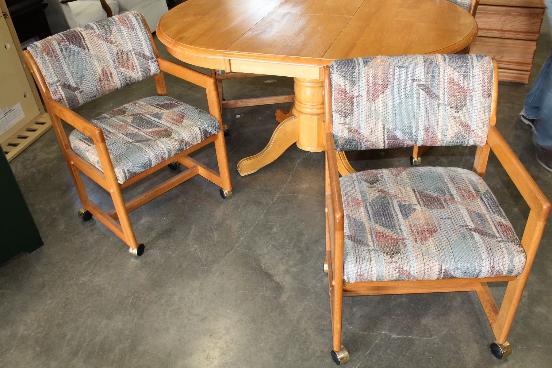 Round dining table with rolling chairs Outlet
