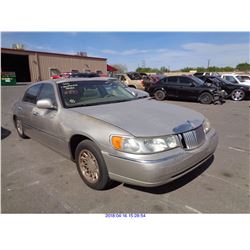 2001 - LINCOLN TOWN CAR // SALVAGE TITLE