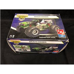 MONSTER JAM GRAVE DIGGER 1/25 SCALE MODEL KIT (IN BOX)