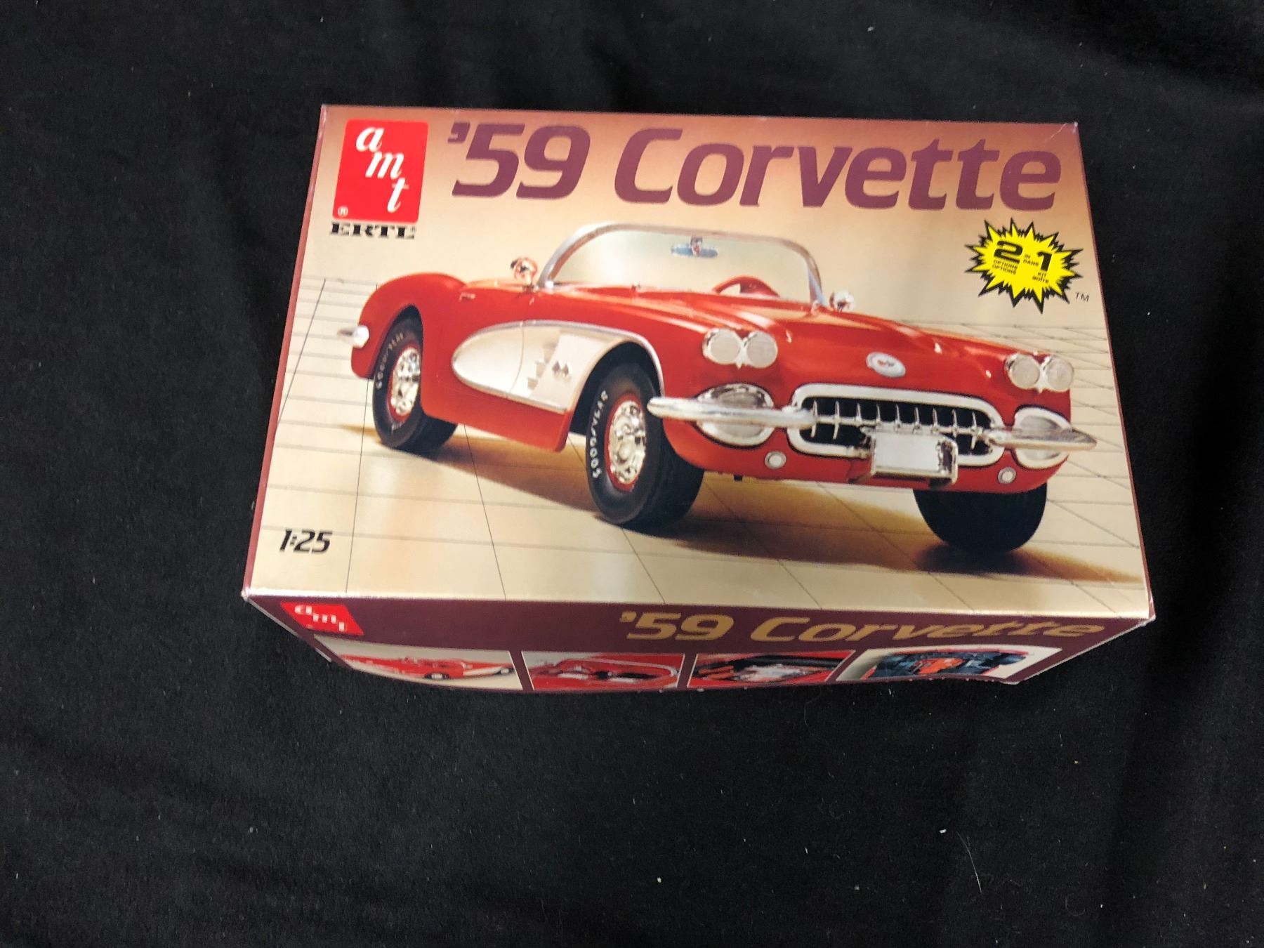 AMT/ ERTL '59 CORVETTE 1/25 SCALE MODEL KIT (IN BOX)