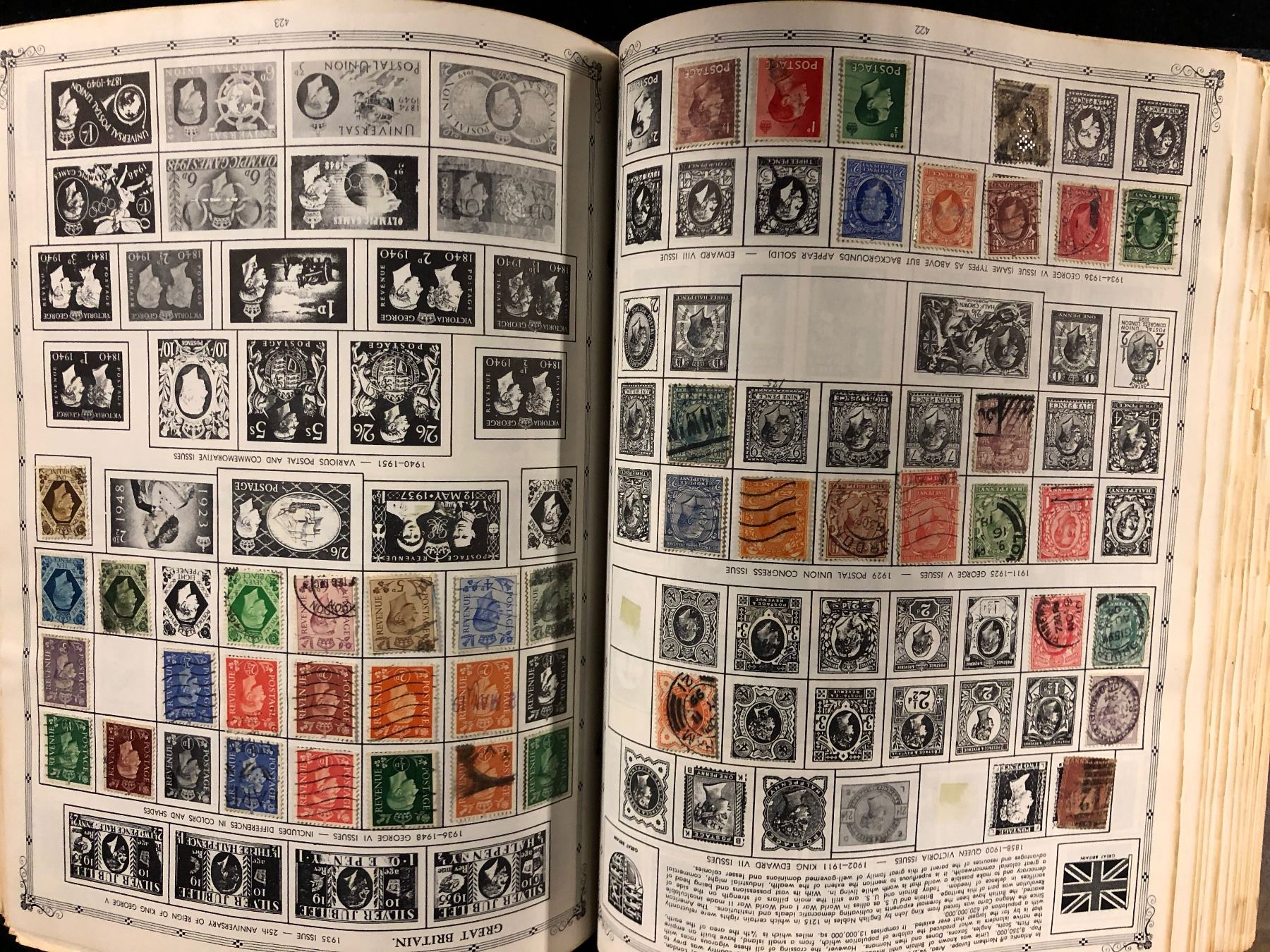THE REGENT WORLD STAMP ALBUM W/ VARIOUS WORLDWIDE STAMPS